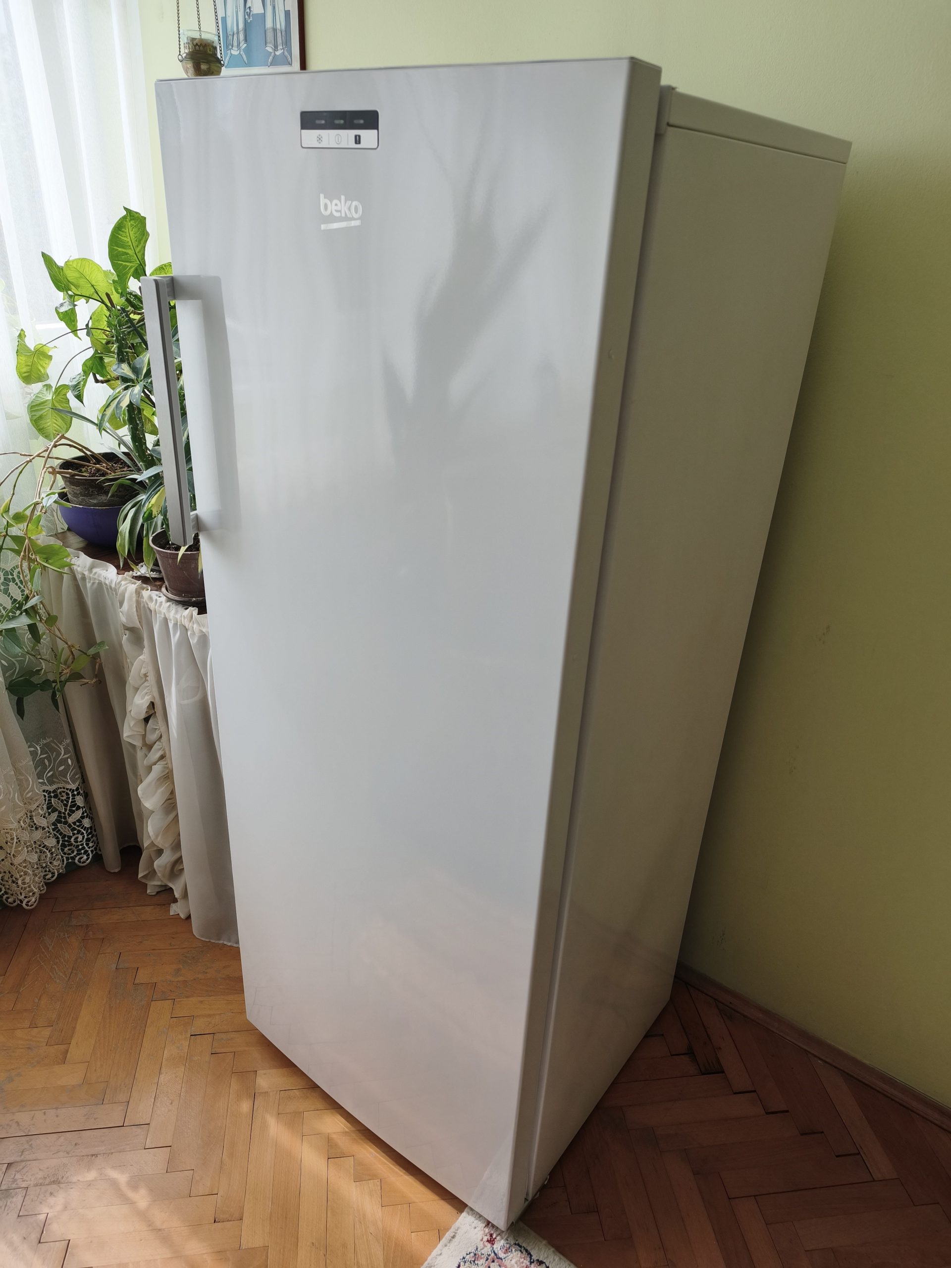Vertikalni zamrzivač BEKO RFSA240M21W u odličnom stanju sa 6 fioka