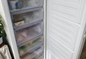 Vertikalni zamrzivač BEKO RFSA240M21W u odličnom stanju sa 6 fioka