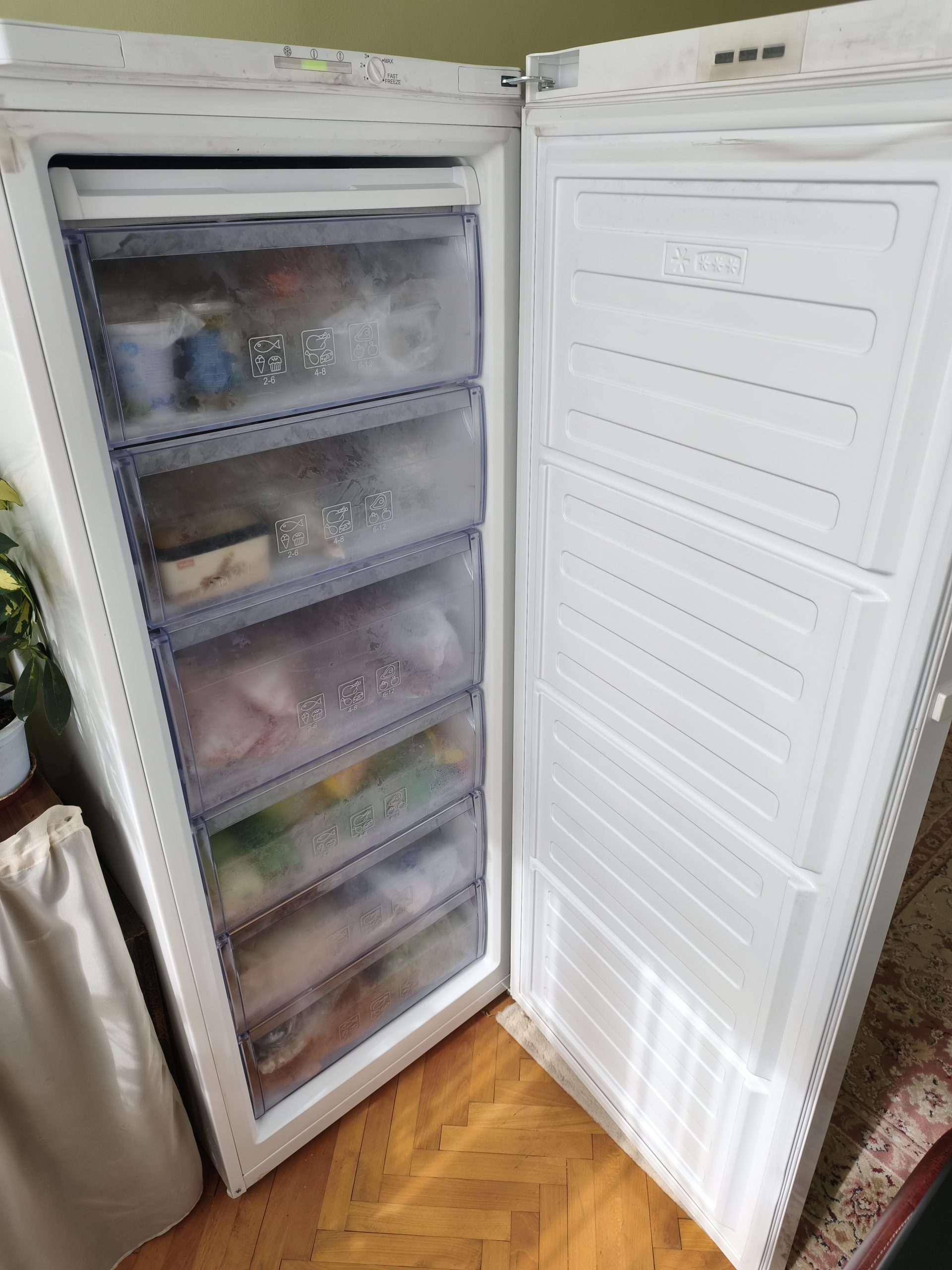 Vertikalni zamrzivač BEKO RFSA240M21W u odličnom stanju sa 6 fioka