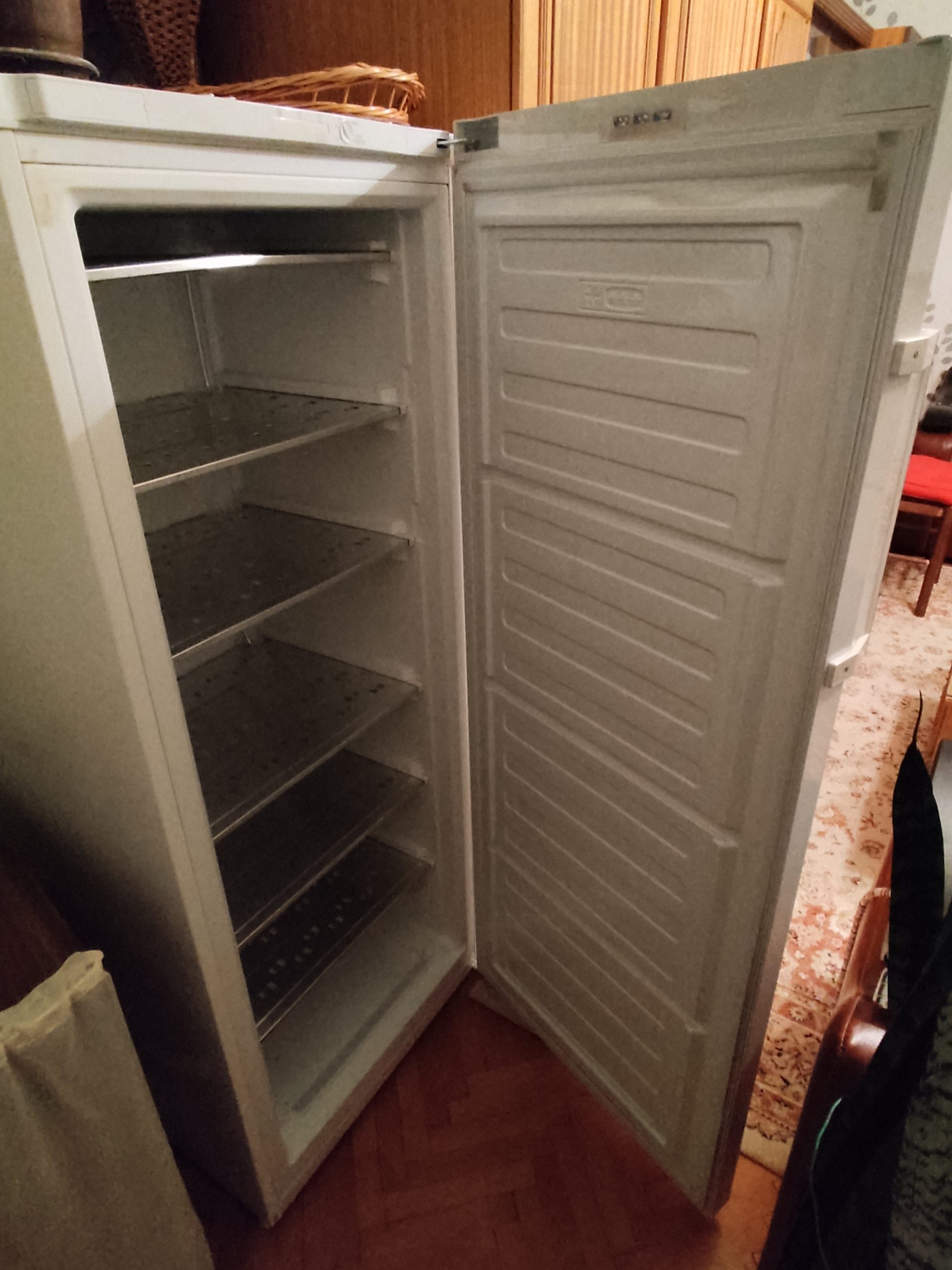 Vertikalni zamrzivač BEKO RFSA240M21W u odličnom stanju sa 6 fioka