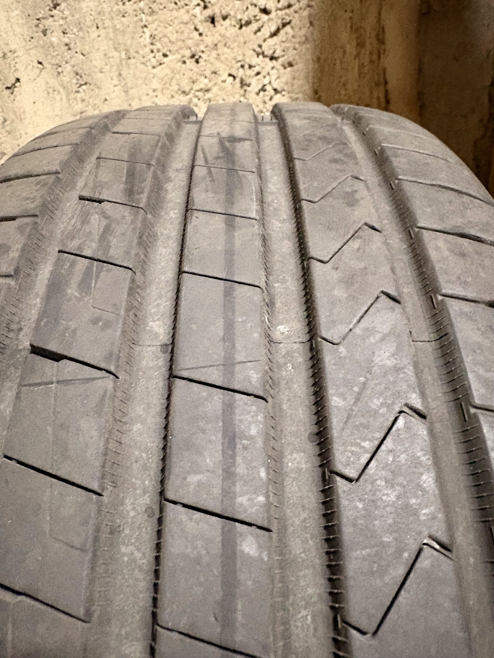 Prodajem HANKOOK LETNJE GUME