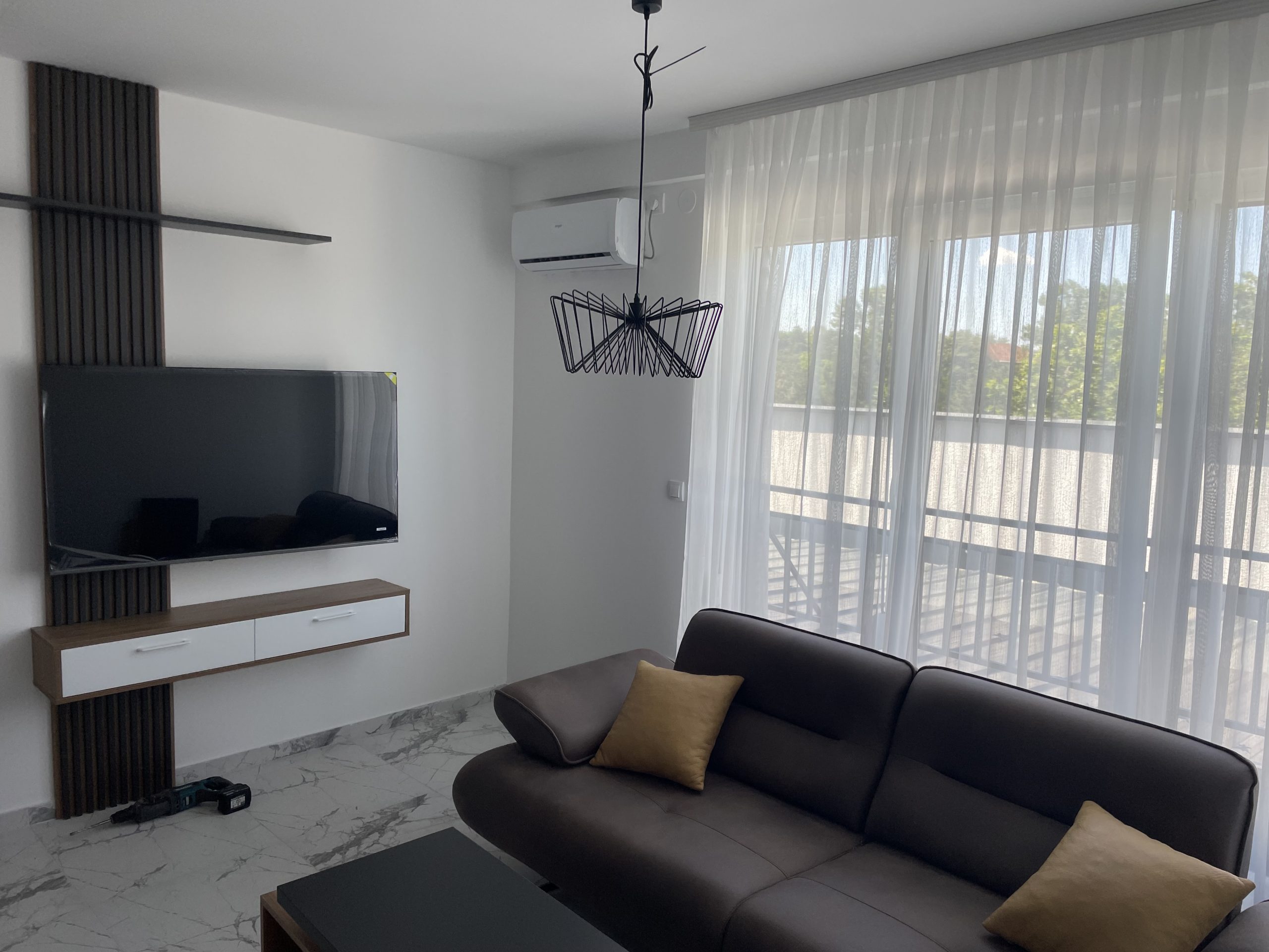 Izdajem stan od 51m2+ terasa 20m2