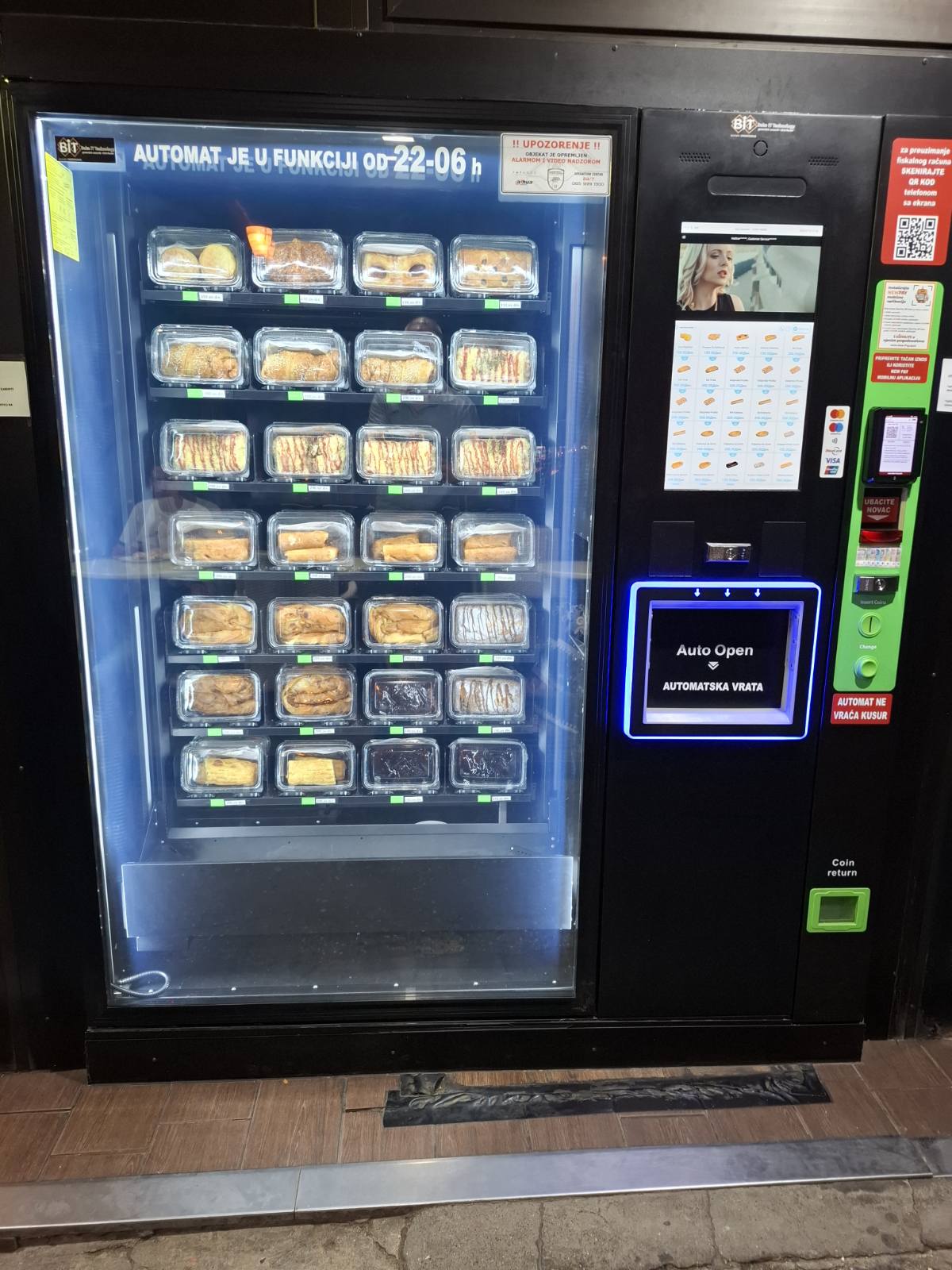 Prodajem vending mašinu TCN za prodaju raznih proizvoda, dimenzije 170 x 195 x 100