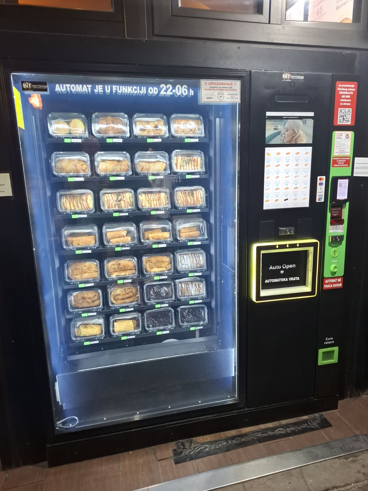 Prodajem vending mašinu TCN za prodaju raznih proizvoda, dimenzije 170 x 195 x 100