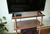 TV komoda sa zatvorenim odeljkom u odličnom stanju