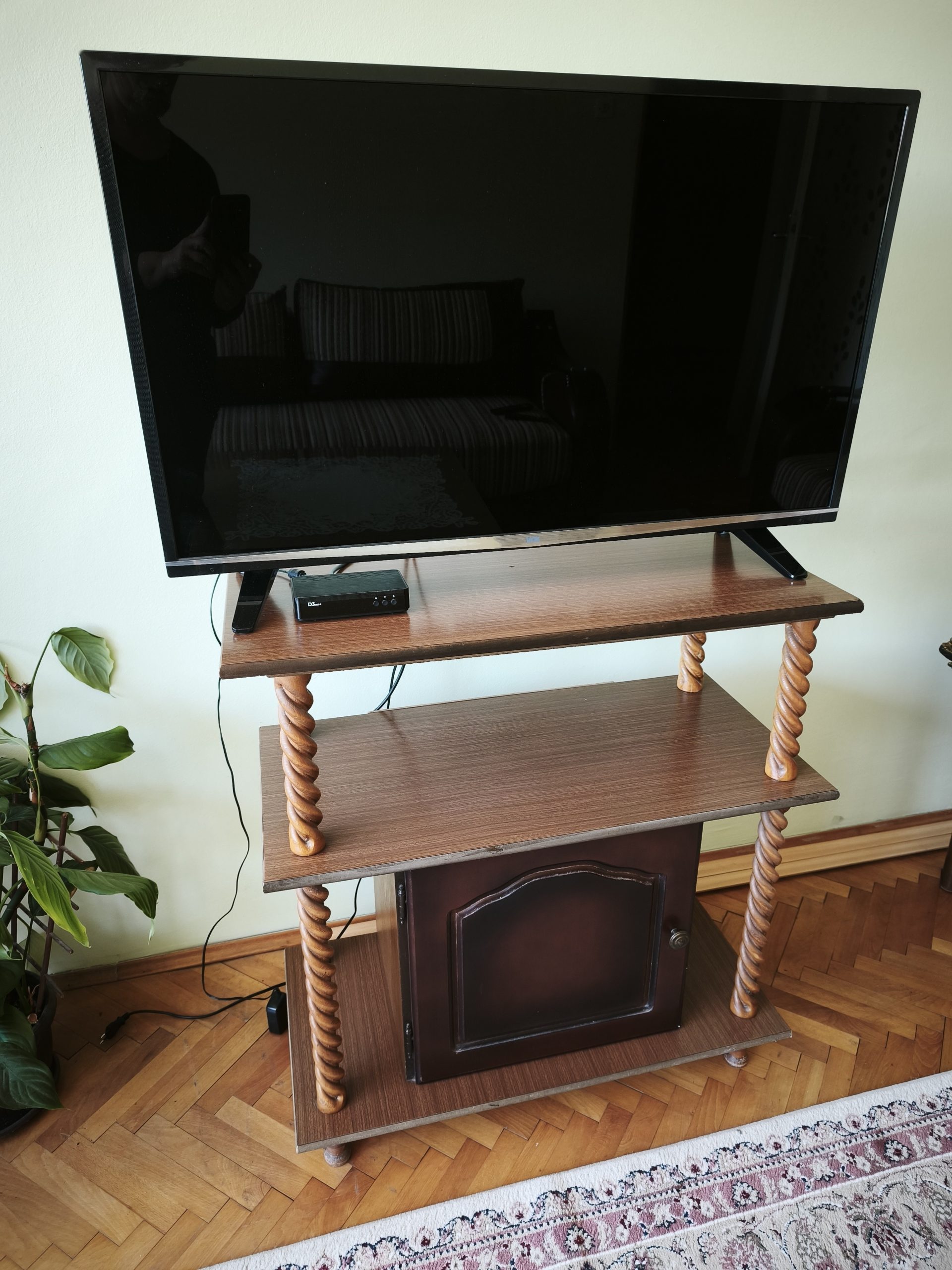 TV komoda sa zatvorenim odeljkom u odličnom stanju