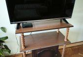 TV komoda sa zatvorenim odeljkom u odličnom stanju