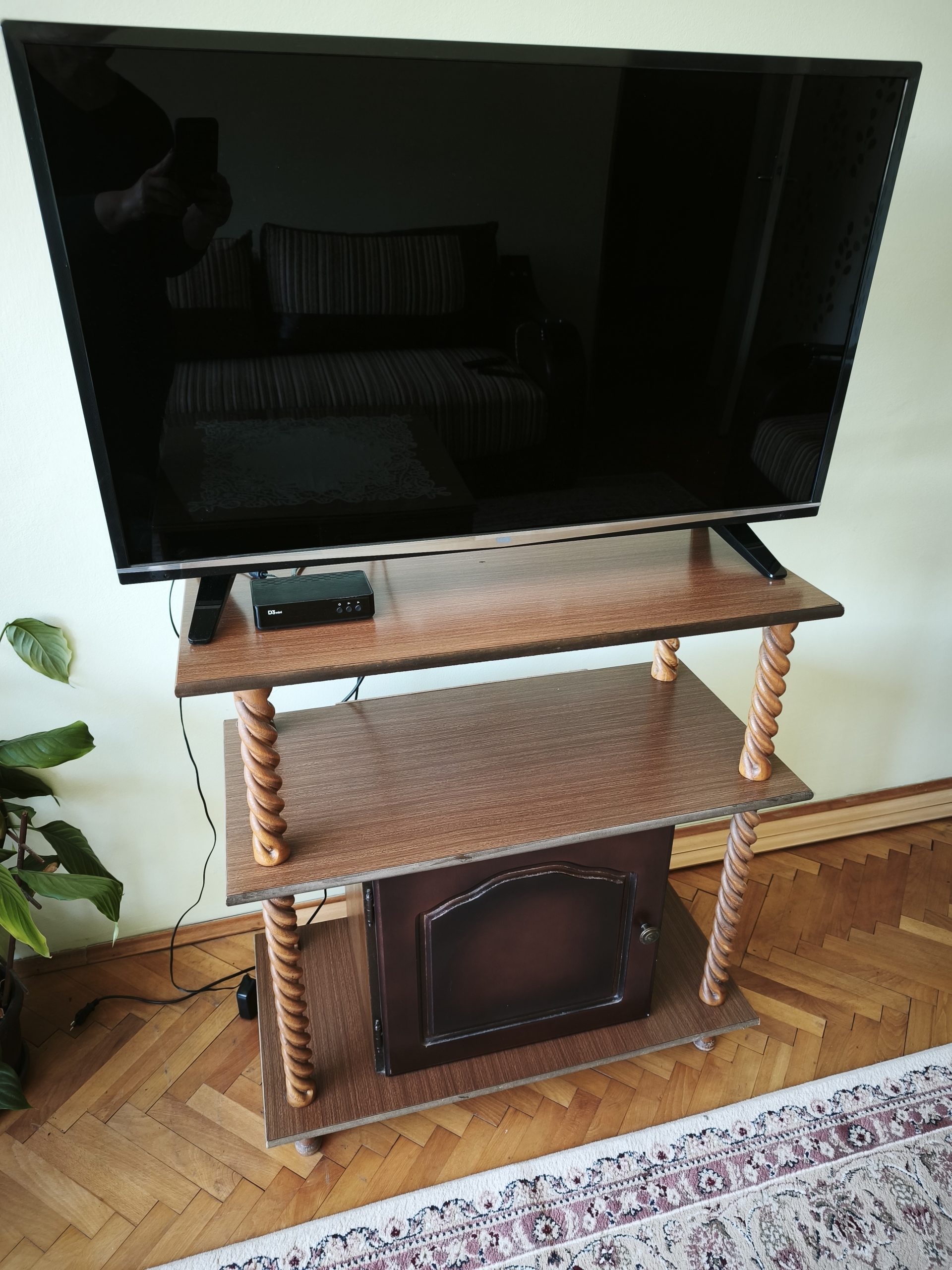 TV komoda sa zatvorenim odeljkom u odličnom stanju