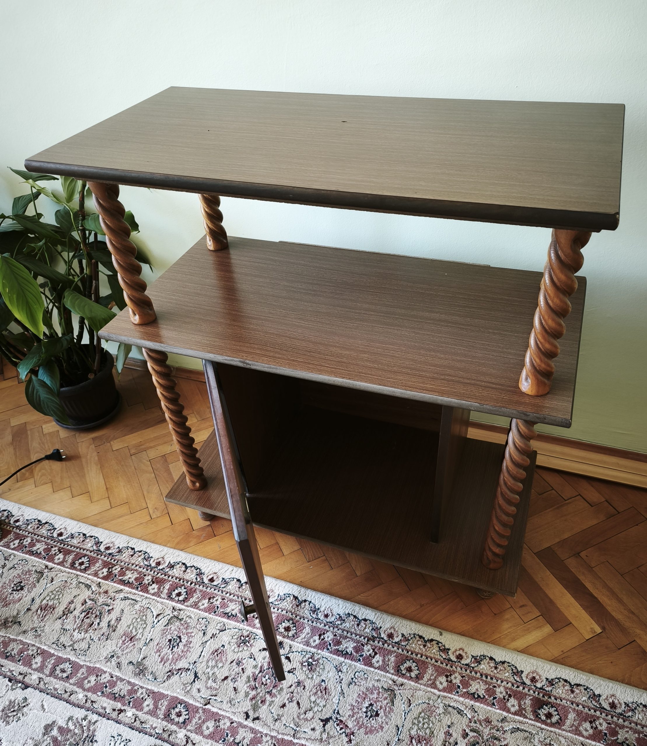 TV komoda sa zatvorenim odeljkom u odličnom stanju