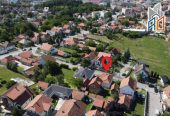 Na prodaju useljive 2 kuće u mirnom delu Uba