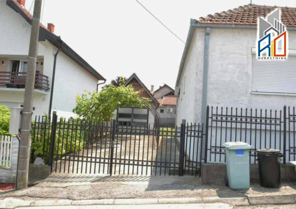 Na prodaju useljive 2 kuće u mirnom delu Uba