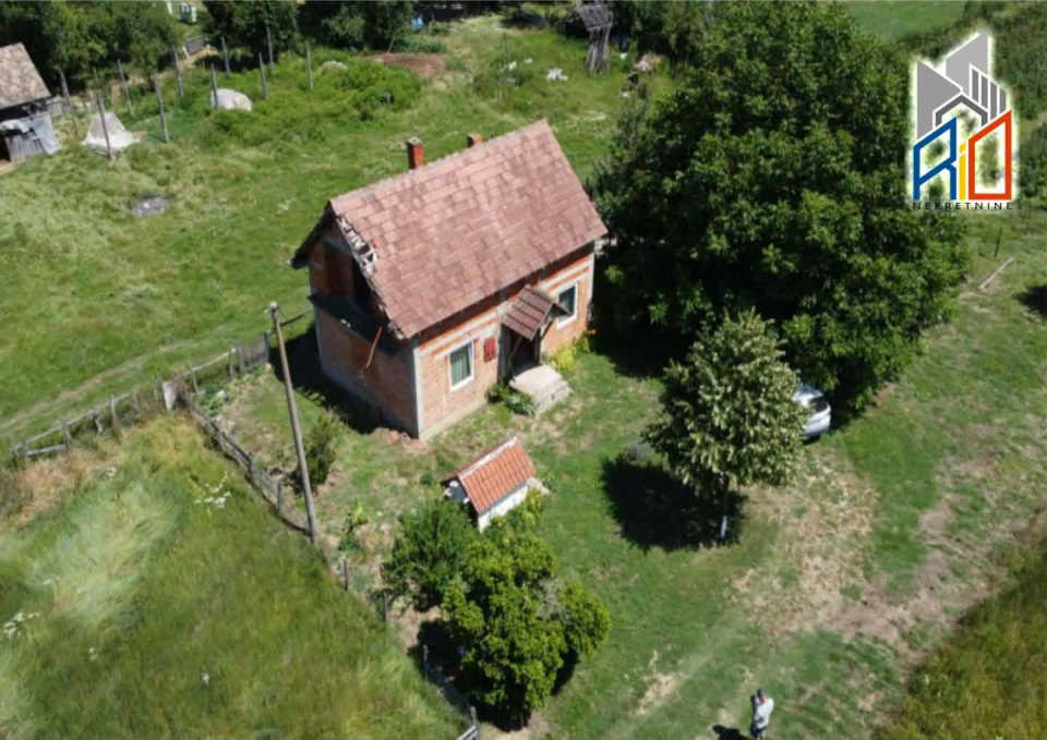 Na prodaju kuća u Crvenoj Jabuci kod Uba