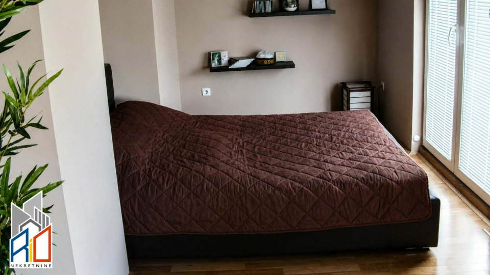 Na prodaju četvorosoban stan kod crkve na Ubu