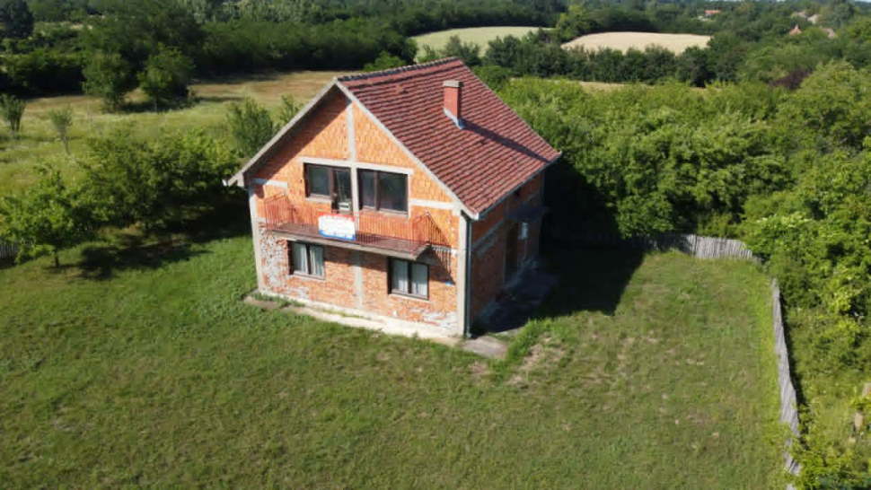 Na prodaju kuća u Tularima kod Uba