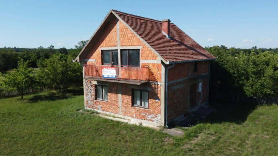 Na prodaju kuća u Tularima kod Uba
