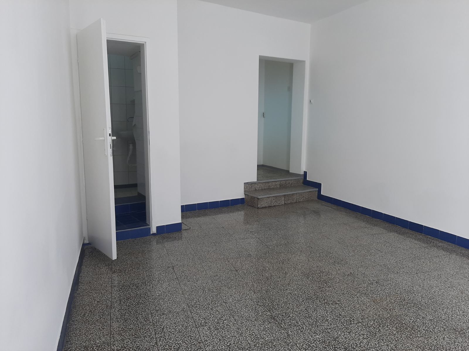 Izdajem lokal od 28 m2 u centru grada