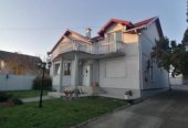 Na prodaju – Prostrana porodična kuća u mirnom delu Beške