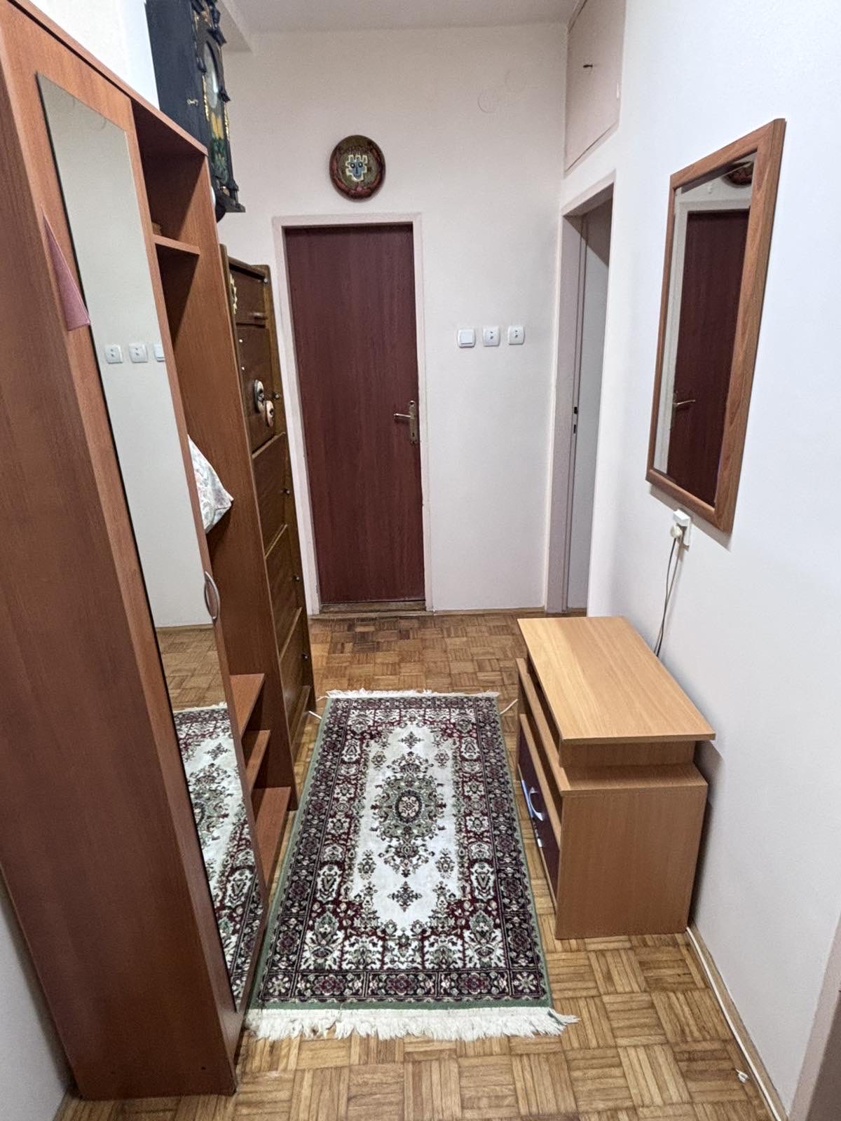 Izdajem dvosoban konforan stan u strogom centru