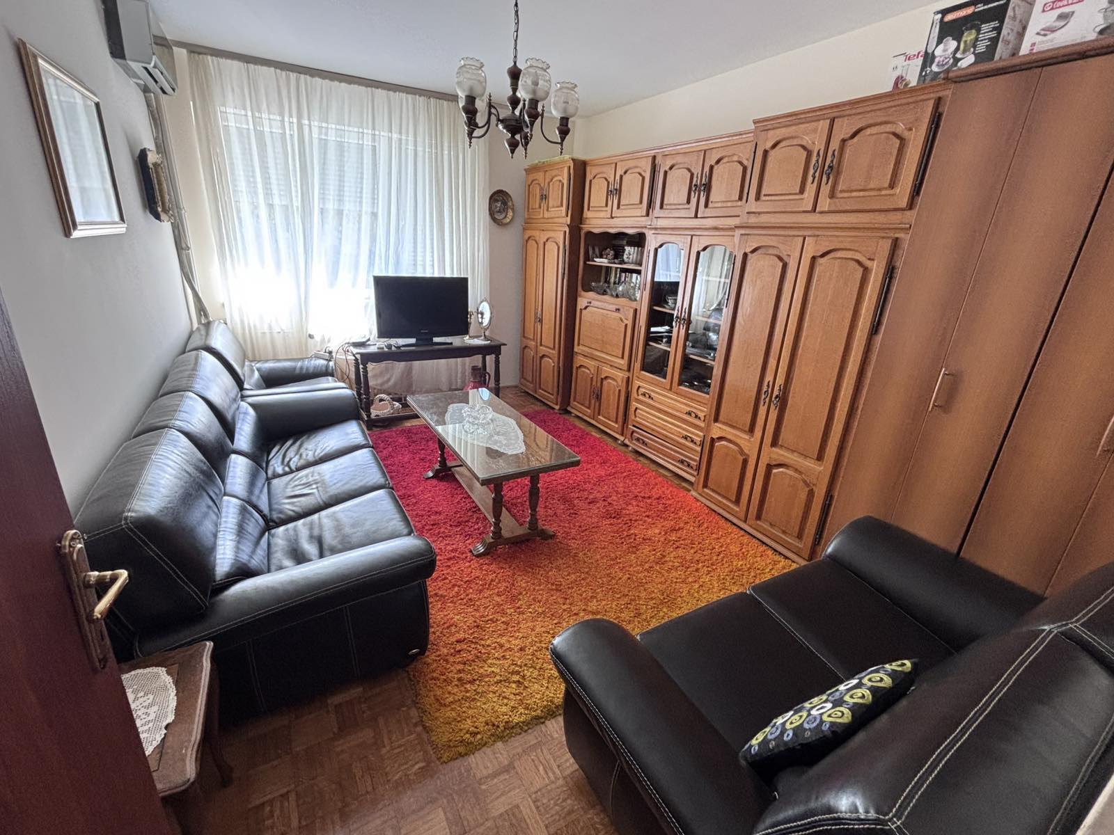Izdajem dvosoban konforan stan u strogom centru