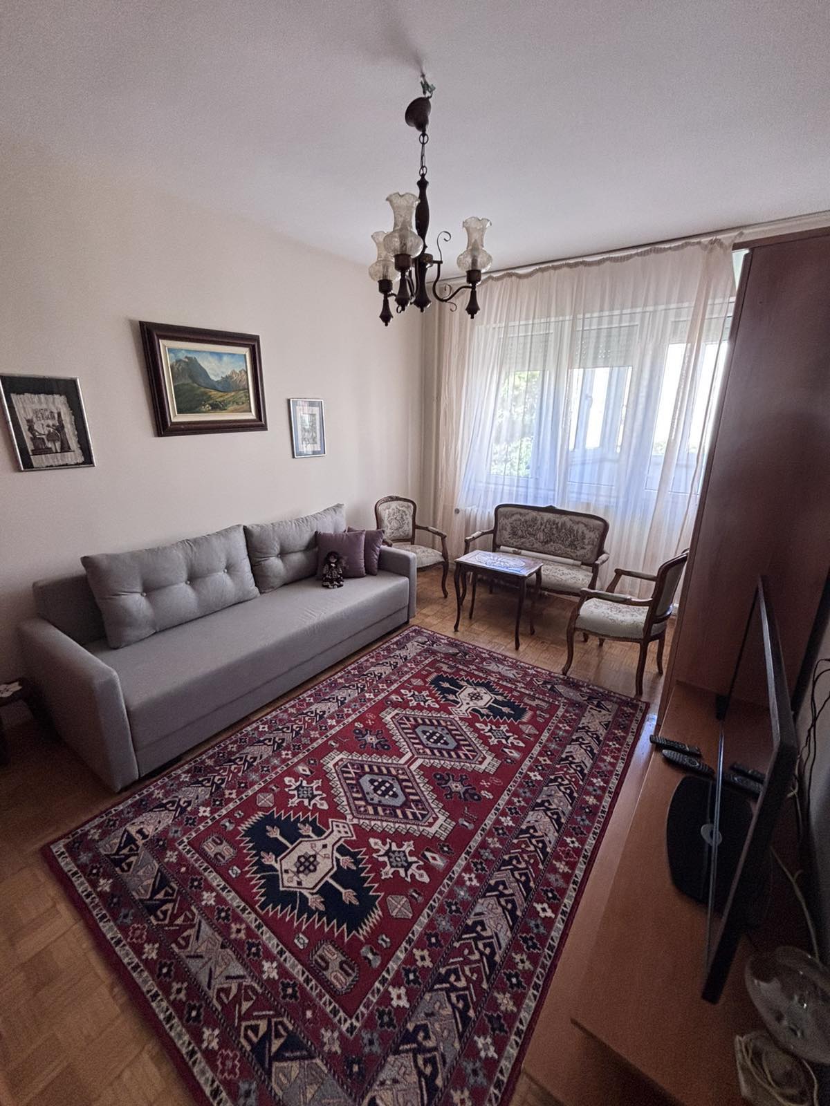 Izdajem dvosoban konforan stan u strogom centru