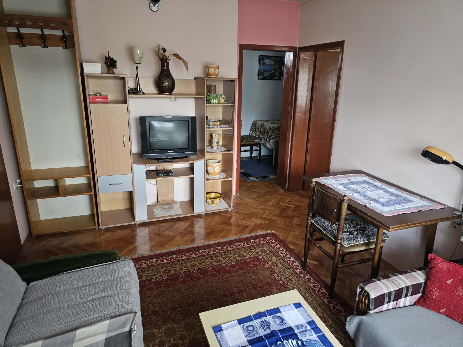 Izdajem dvosoban namešten stan pogodan za do dva studenta ili srednjoškolca