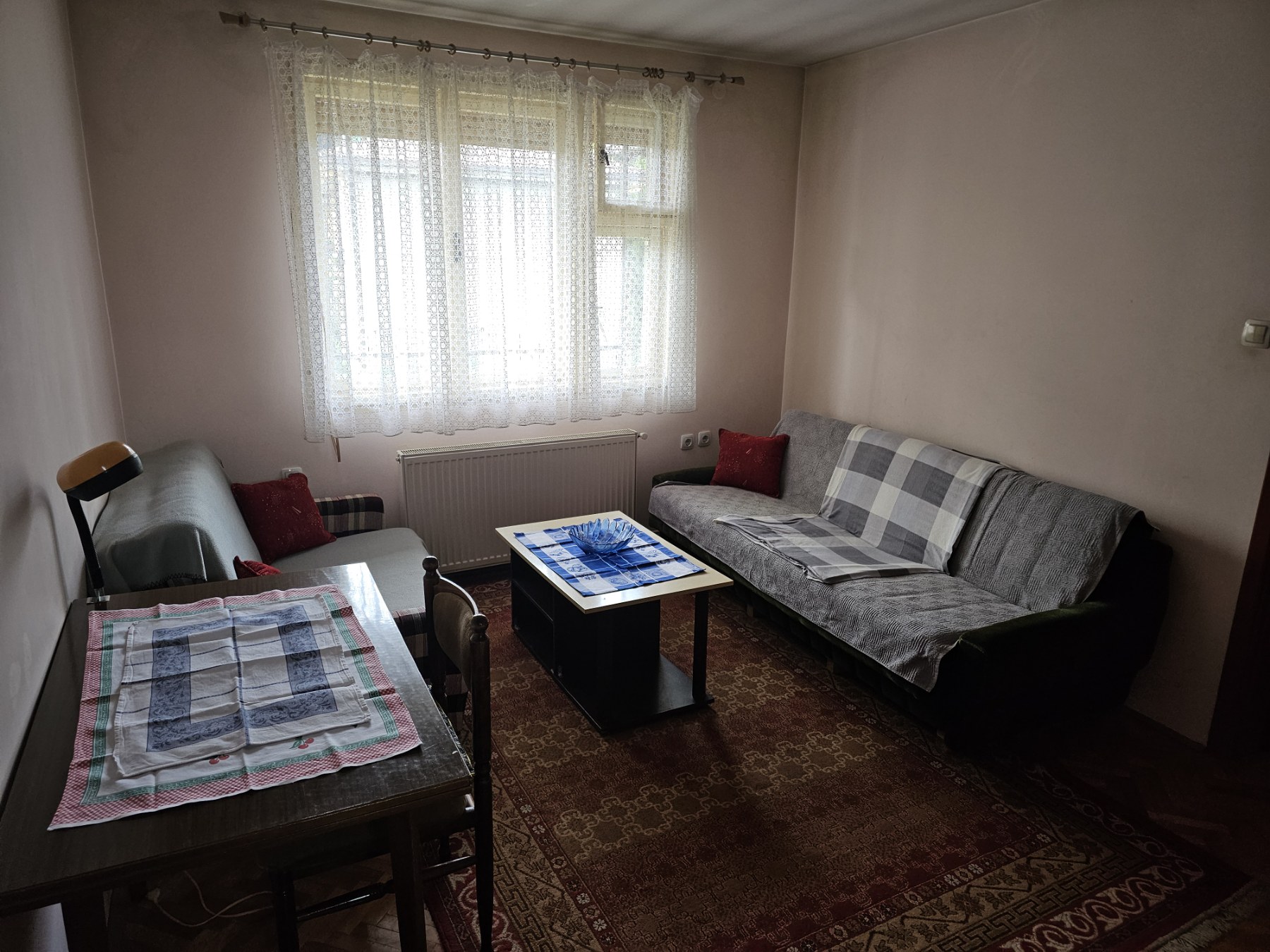 Izdajem dvosoban namešten stan pogodan za do dva studenta ili srednjoškolca
