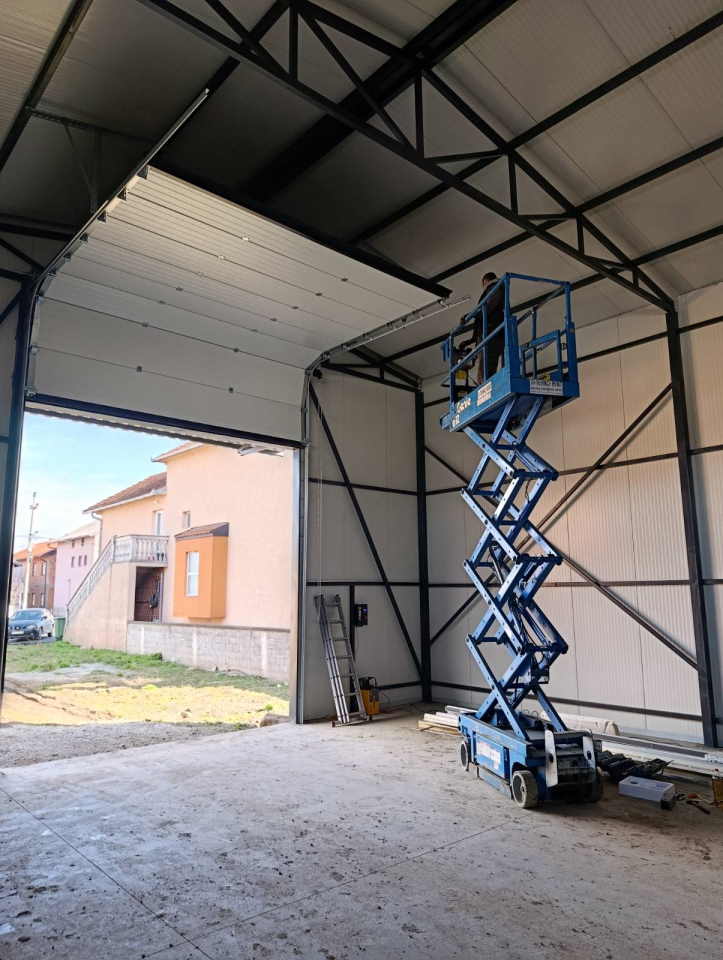 IZDAJE SE HALA – POSLOVNI PROSTOR MAGACIN Centar naselja Busije – opština Zemun