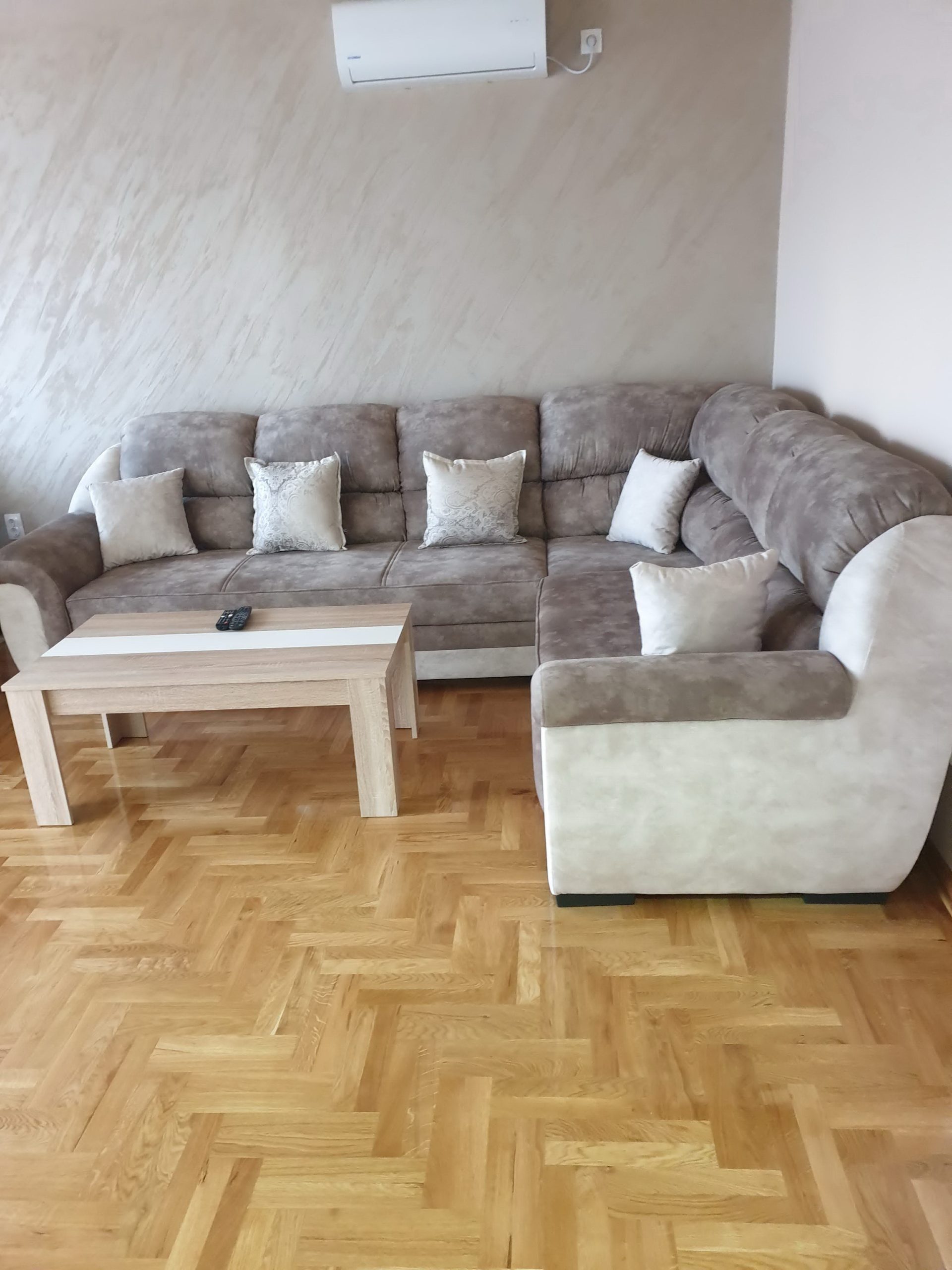 Izdaje se lux stan u ul. Kneza Milosa