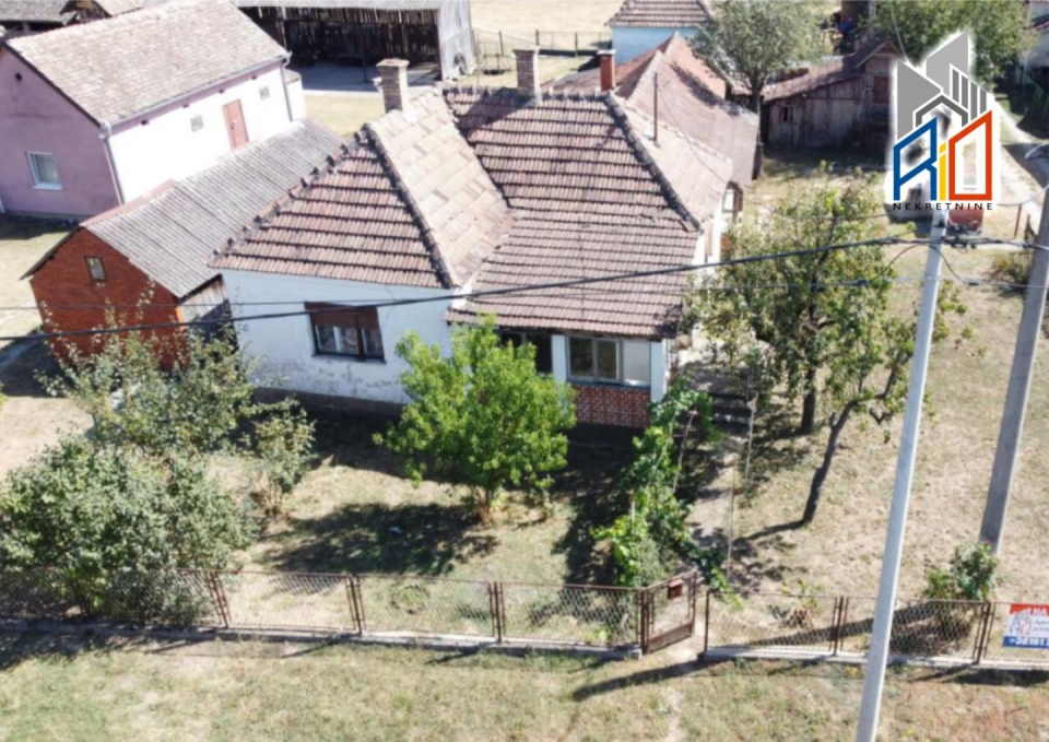 NA PRODAJU! Seosko domaćinstvo u Crvenoj Jabuci kod Uba!